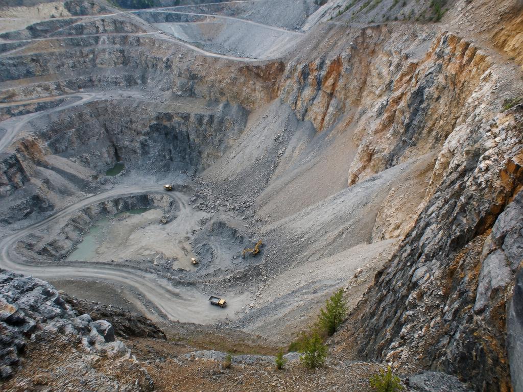 Кариера със стръмни нестабилни скални откоси